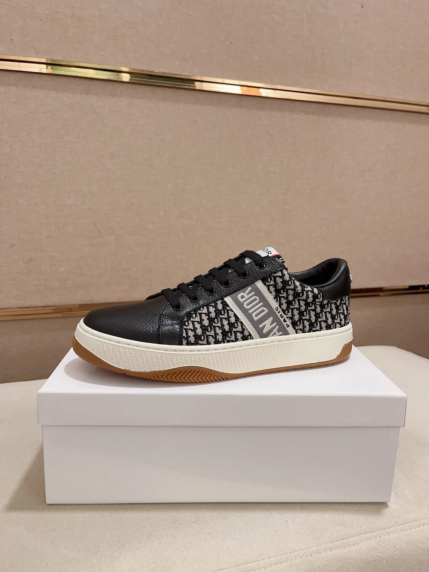 Factory price: 420💰[Dior·Dior] New casual sports style men's shoes, new spring and summer design, perfect workmanship, lace-up lazy style to create wardrobe quality, upper: imported first-layer cowhide, sheepskin lining is soft and comfortable, ultra-light TPU wear-resistant outsole, simple, versatile fashion men's shoes, excellent color code number 38--44. (Can be customized for 45 non-refundable)